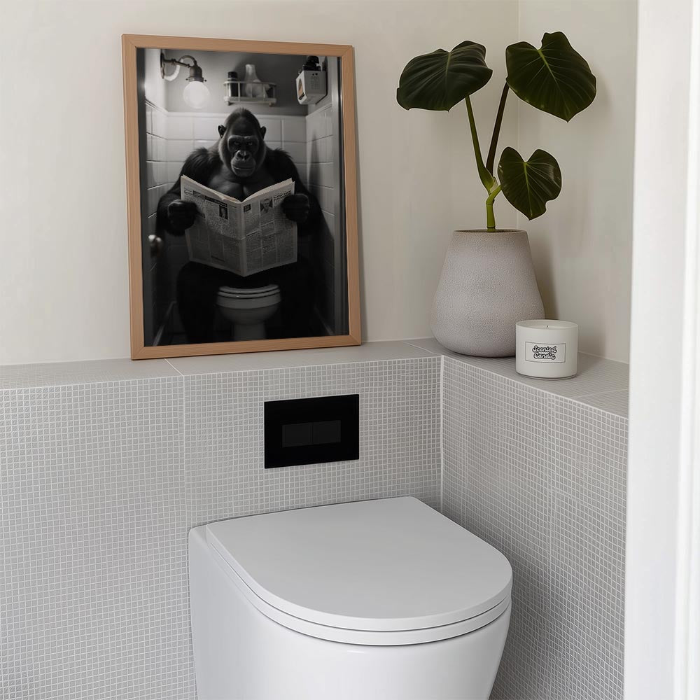 Gorilla op het Toilet met Krant